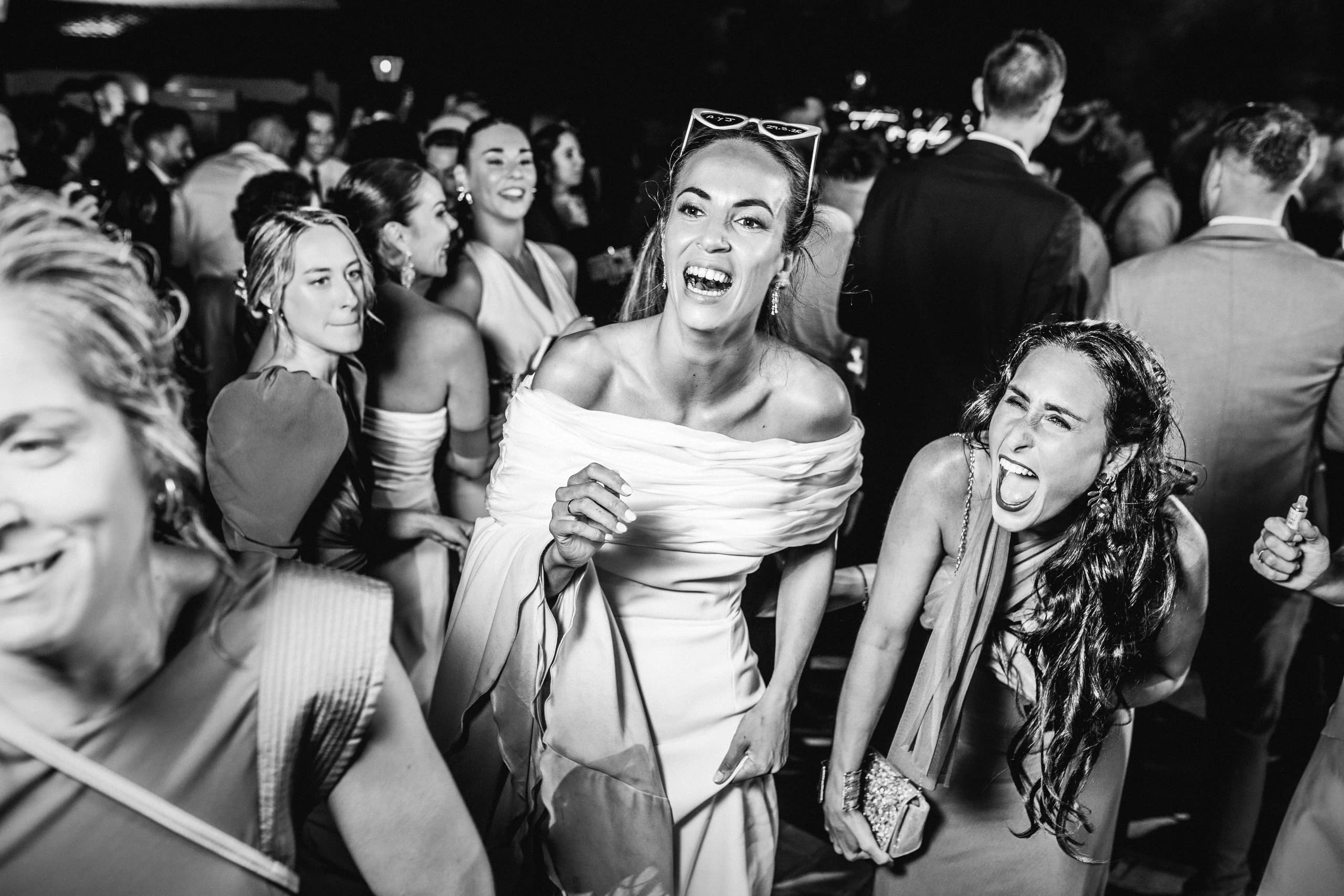 Invitadas bailando y celebrando en la fiesta